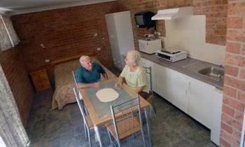 Fossicker Caravan Park เกลน อินเนส ภายนอก รูปภาพ